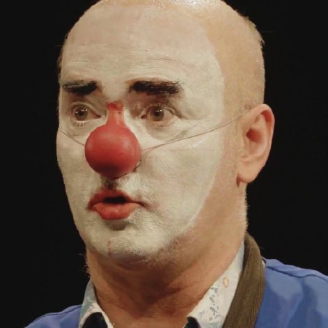 Gros plan sur le visage de Béchamel et son nez rouge